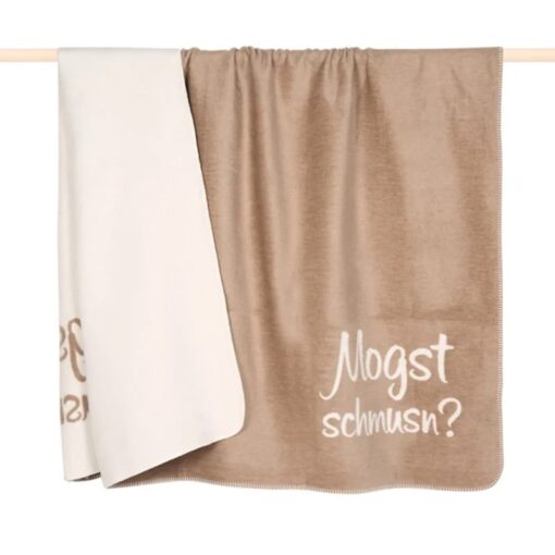 Hellbraun, beige Decke in Wendeoptik der deutschen Firma PAD mit dem Schriftzug "Magst schmusn?"