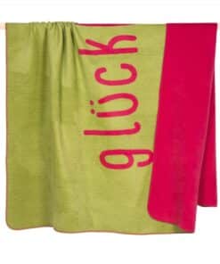 große grüne Decke mit dem Schriftzug "glück(l)ich" in der Farbe Pink von der deutschen Marke PAD