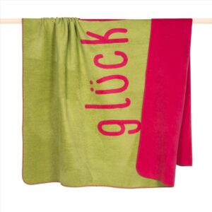 große grüne Decke mit dem Schriftzug "glück(l)ich" in der Farbe Pink von der deutschen Marke PAD