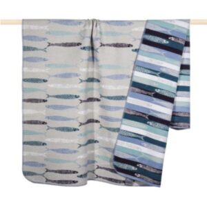 Kuschelige Decke der Marke PAD aus 65 % Baumwolle. Streifen in verschiedenen Grau- und Blautönen mit Fischen als Motiv - Wendeoptik.