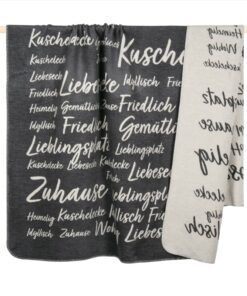 Grau beige Decke mit Wendeoptik der Firma PAD aus 65 % Baumwolle. Moderne Schriftzüge zu den Themen Gemütlichkeit, Zuhause und Kuscheln.