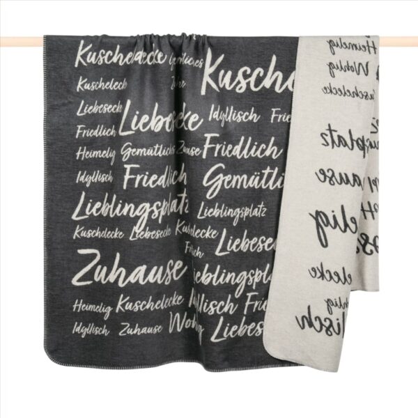 Grau beige Decke mit Wendeoptik der Firma PAD aus 65 % Baumwolle. Moderne Schriftzüge zu den Themen Gemütlichkeit, Zuhause und Kuscheln.