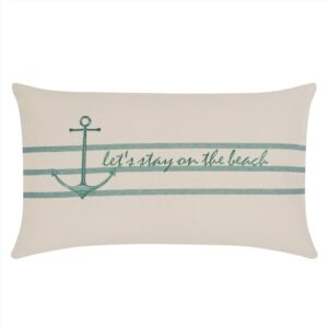Rechteckiges Kissen aus beiger Baumwolle mit drei Streifen in der Farbe Aqua. Schriftzug in "Let's stay on the beach" und Anker in Aqua.