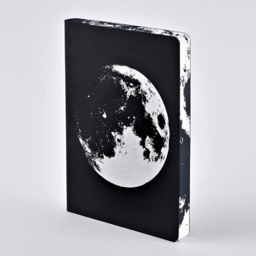 schwarzes Notizbuch von Nuuna mit dem Motiv Mond. Buchschnitt ist schwarz mit weißen Elementen.