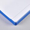 Detailansicht der Kante des Notizbuches. Buchschnitt blau, Papier weiß und gepunktet. Seitenzahlen sichtbar.