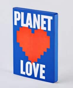 Blaues Nuuna Notizbuch mit weißen Schriftzug Planet Love und rotem Herz Motiv. Der Buchschnitt ist blau.
