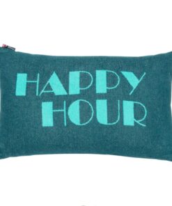 Tannengrüne Kissenhülle "Nova" mit der Aufschrift Happy Hour von der Marke David Fussenegger