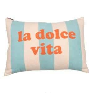 blau-natur gestreifte Kissenhülle "Silvretta" mit der orangenen Aufschrift "la dolce vita" von der Marke David Fussenegger