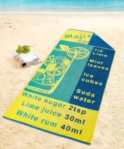 Strandtuch Mojito von Dyckhoff liegend am Strand.