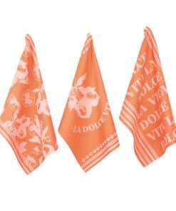 Geschirrtuch Vita 3er-Set in der Farbe Orange der Marke PAD mit mediterranen Schriftzügen und Motiven