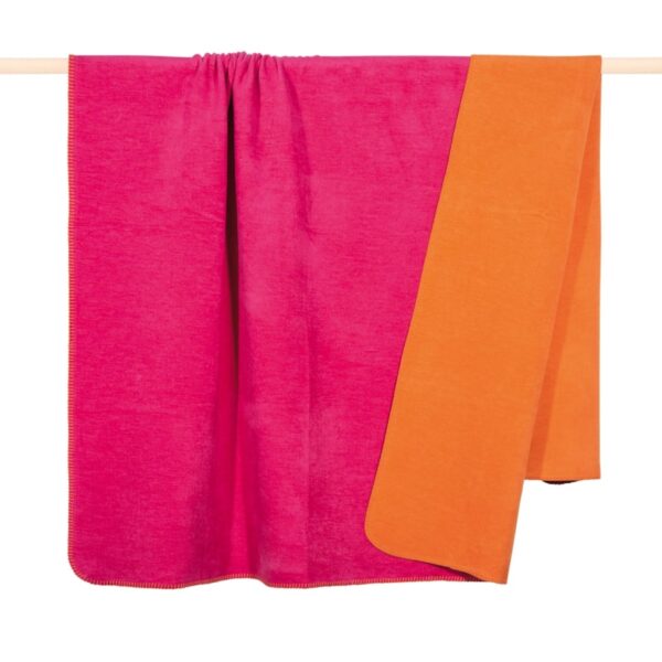Decke in den Farben pink und orange in Wendeoptik von der deutschen Marke PAD.