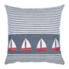 Quadratischer Kopfkissenbezug in blauer und weißer Streifenoptik mit vier Segelbooten auf Baumwolle der deutschen Marke PAD.