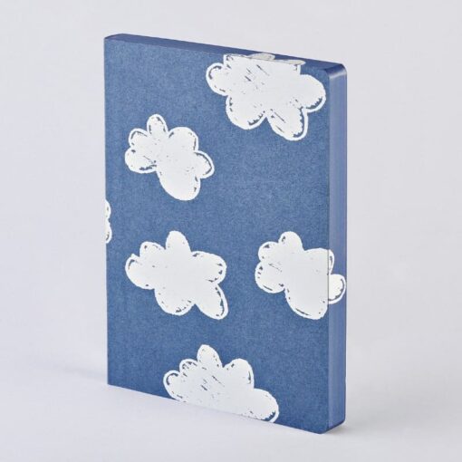 blaues Notizbuch der Marke Nuuna mit weißen Wolgen als Motiv, blauer Schnitt