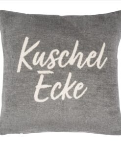 Graue, quadratische Kissenhülle mit dem beigen Schriftzug Kuschelecke aus 65 % Baumwolle.