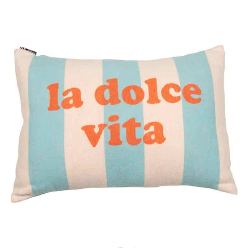 blau-natur gestreifte Kissenhülle "Silvretta" mit der orangenen Aufschrift "la dolce vita" von der Marke David Fussenegger
